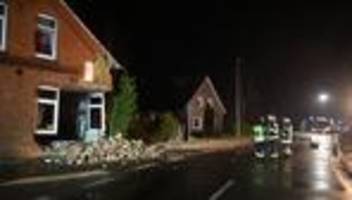 kreis leer: nächtlicher unfall: auto reißt hauswand ein
