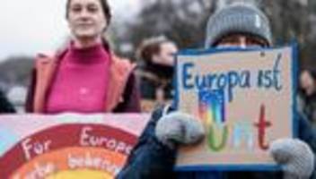 Rund 100 Teilnehmer: Pro-Europa-Demonstration am Brandenburger Tor