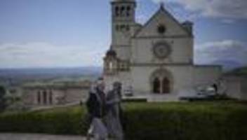 franz von assisi: 400.000 menschen wollen die gebeine des heiligen franz in assisi sehen
