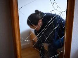 Gewalt in der Beziehung: Täter manipulieren Frauen mit perfider Strategie