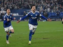 magdeburg hilft mit mega-bock: fc schalke feiert nach wildem acht-tore-spektakel