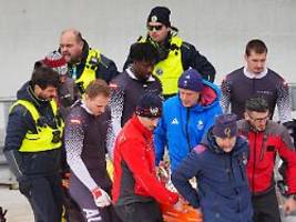 Mit Trage abtransportiert: Sorgen im Olympia-Eiskanal: Bob kippt um, Pilot verletzt