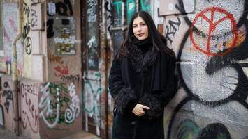 buch über armut: „im idealfall landet es bei merz auf dem schreibtisch“