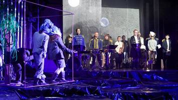 „aufrecht in die schräglage“: in neukölln droht die welt zu ertrinken