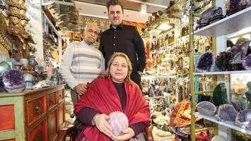 promis zwischen buddhas und klangschalen – besuch in einem ungewöhnlichen laden