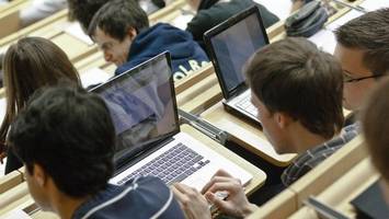 Stift und Papier war gestern? Wieso Unis vermehrt auf E-Klausuren setzen