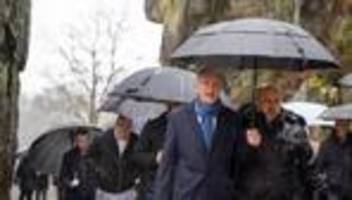 AfD: Höcke besucht Externsteine - Mehrere hundert Demonstranten