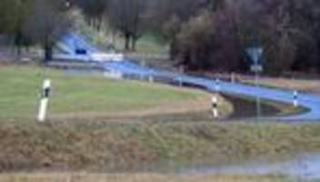 ausfälle möglich: Überflutete straße: busse fahren eventuell nicht wie gewohnt