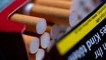 brand: falsch entsorgte zigarette setzt hausfassade in brand