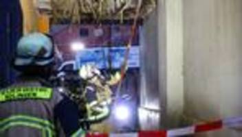 einsturzgefahr: decke abgesackt - feuerwehr evakuiert wohnhaus in solingen