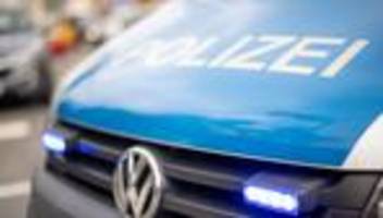 essen auf herd angebrannt: polizisten retten schlafenden mann aus verqualmter wohnung