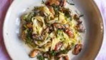 Fettuccine mit Muscheln und Dill: Wer pulen kann, ist klar im Vorteil
