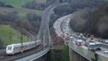 Polizeieinsatz: Frau wird bei Crash mit fünf Autos auf A3 schwer verletzt