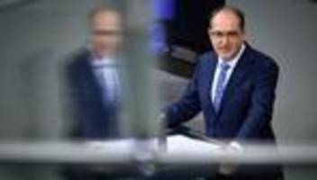 Innenminister: Alexander Dobrindt will Arbeitsverbot für Asylbewerber aufheben