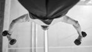 Unser Personal Trainer: Diese Übungen machen Ihre Schultern breiter