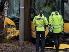 Autofahrer schwer verletzt: Zwölf Verletzte nach Busunfall in Berlin