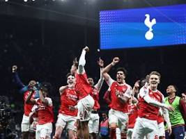 Tabellenführer schlägt zurück: Arsenal siegt auf dem Feld und spottet auf den Rängen