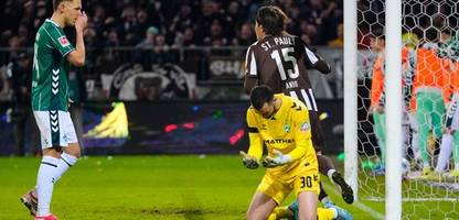 Fußball-Bundesliga: Werder Bremen verliert beim FC St. Pauli, Torwart Mio Backhaus patzt