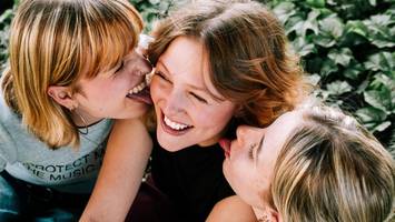 drei frauen drehen auf: bei lovehead wird auch die „erdnussallergie“ bejubelt
