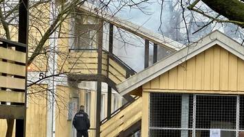 feuer in sülldorf: dichter rauch quillt aus fenster von hamburger wohnunterkunft