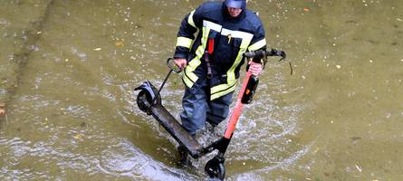 unbekannte werfen e-scooter in den hettenbach