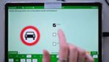 Betrug: Frau streamt Führerscheinprüfung live – Betrug fliegt auf
