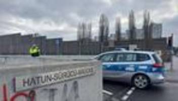 Blockadeaktion: Aktivisten an A100 – Stadtautobahn kurz gesperrt