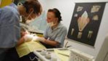 Gesundheitssystem : Kassenärztechef fordert Abschaffung der Krankenkassen-Zusatzleistungen