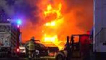 Nächtlicher Feuerwehr-Einsatz: Großbrand in Essener Kfz-Betrieb – Warnung für Anwohner