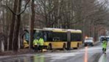 Rettungseinsatz: Mehr Verletzte bei Busunfall - Autofahrer außer Lebensgefahr