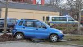 Unfälle: Tödlicher Parkplatzunfall: Seniorin überfährt Fußgänger