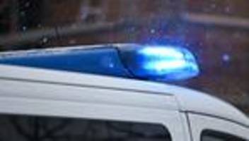 Verkehr: Auto kollidiert mit Lkw - Fahrer stirbt am Unfallort