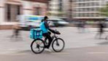 kurierfahrer von lieferdiensten: komm nach deutschland zum studieren, haben sie gesagt