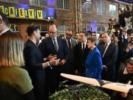 kanzler eröffnet café kyiv: merz greift russland ungewohnt hart an - und offenbart dilemma