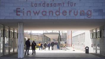 einbürgerungen in berlin: wie viele anträge bewilligt und abgelehnt wurden