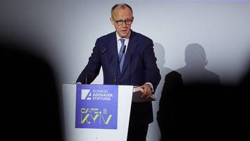 kanzler im kino: friedrich merz wirft russland „tiefste barbarei“ vor