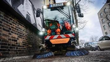 bsr kämpft gegen splitt und müll – „ostern ist die stadt grundgereinigt“