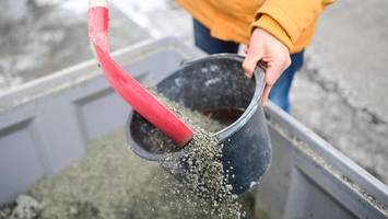 Entfernen von Streusplitt: BSR-Chef gibt Bürgern diese Tipps