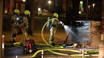 Westend: Feuerwehr rückt zu Krankenhaus aus – Container brennt
