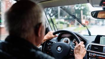 Unfallflucht: 75-Jähriger beschädigt parkendes Auto und fährt weiter