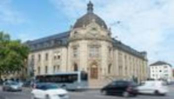 anklage: frau soll aus eifersucht auf ihren mann eingestochen haben