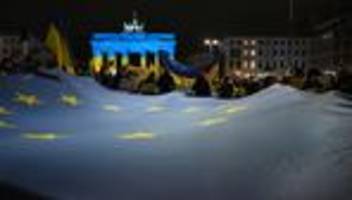 Jahrestag des Angriffs: Tausende in Berlin zeigen Solidarität mit der Ukraine