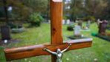 Kriminalität: Metalldiebe stehlen zahlreiche Grabdekorationen