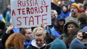 Kundgebung: Demonstranten zeigen Solidarität mit der Ukraine