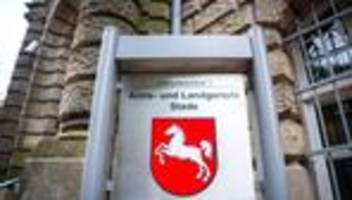 Prozessauftakt: Vater streitet Anstiftung zum Mord seiner Tochter ab