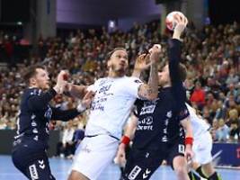 auch kiel gewinnt: todesfall überschattet flensburg-sieg im handball-fernduell