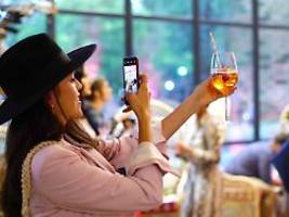 Die Social-Media-Macht: Lust auf Alkohol steigt durch Verhalten von Influencern