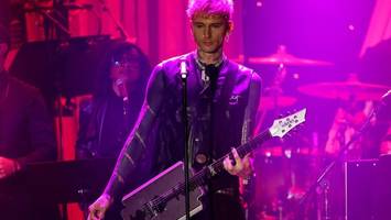 machine gun kelly tanzt mit fans unter berliner brücke – keine fotos erlaubt