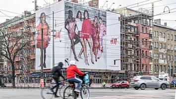 riesige werbeplane an wohnhaus in friedrichshain: zweifel an genehmigung