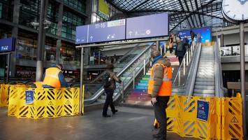 Viele Rolltreppen in Berlin weiter außer Betrieb – Bahn kennt nun aber den Fehler